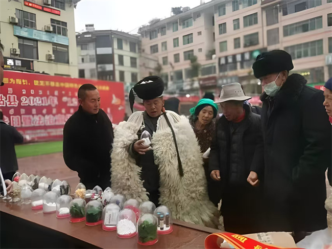 當地群眾學習了解禁毒科普知識。美姑縣委禁毒辦供圖