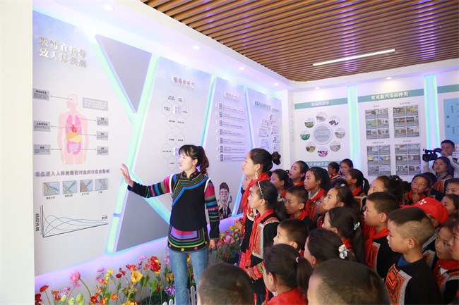 學生們正在學習禁毒知識。美姑縣委禁毒辦供圖