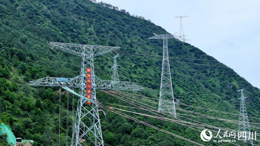 2024年7月3日，金沙江上游-湖北特高壓工程飛越大渡河施工現場。劉湘釩攝