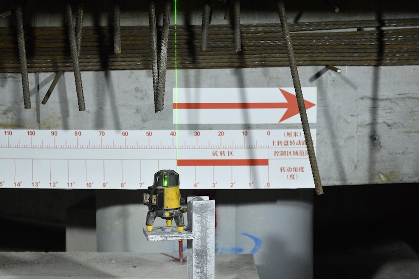 在設備輔助下，大橋實現精準對接。成達萬高鐵公司供圖