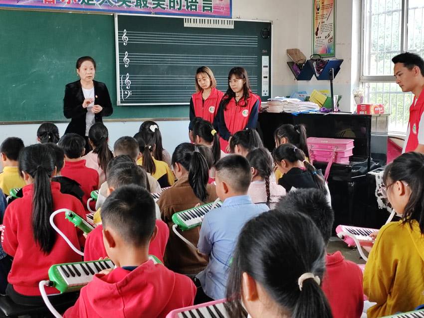 送藝術進鄉村學校。中江縣委宣傳部供圖