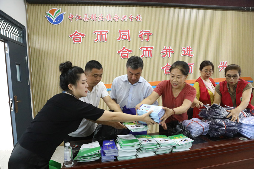 劉春香和愛心人士為鄉村留守兒童送去節日禮物。中江縣委宣傳部供圖