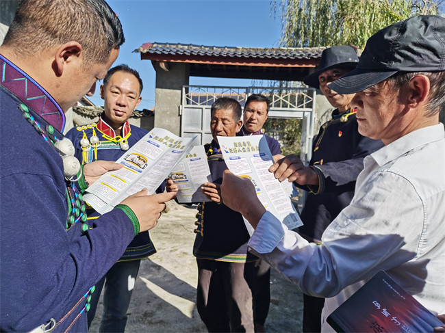 走村入戶科普宣傳。普格縣委禁毒辦供圖