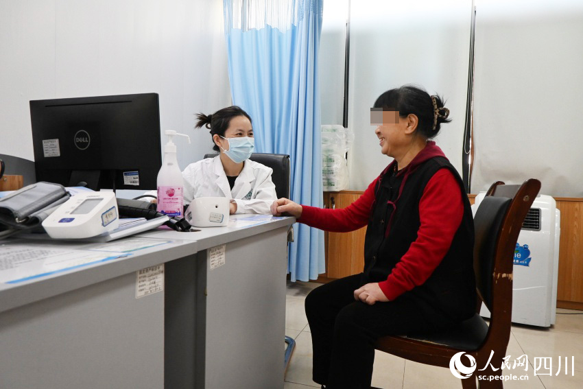 社區衛生服務中心醫生與楊玉芳溝通后續治療方案。袁唯茜攝