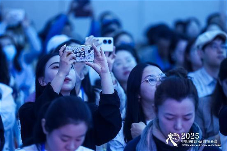 參會代表用手機記錄精彩內容。