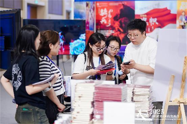 參展企業向客商介紹自己的產品。