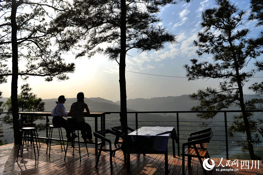 游客在民宿的戶外露臺賞景。王斌攝