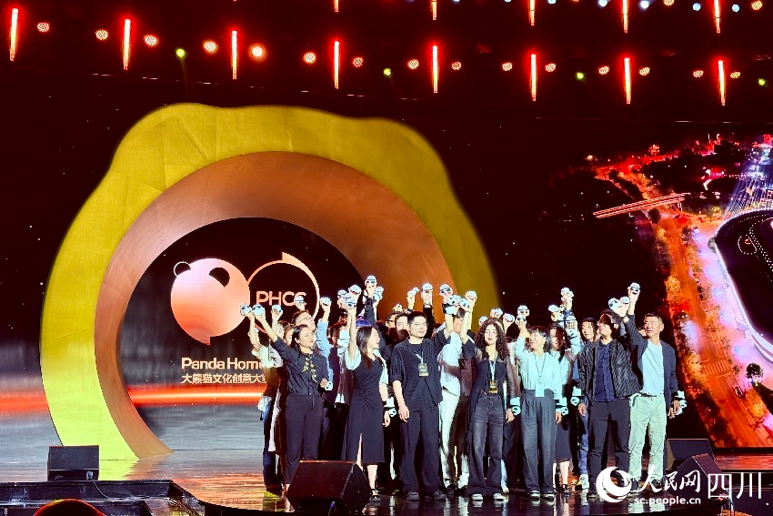 創作者合影。人民網記者 朱虹攝