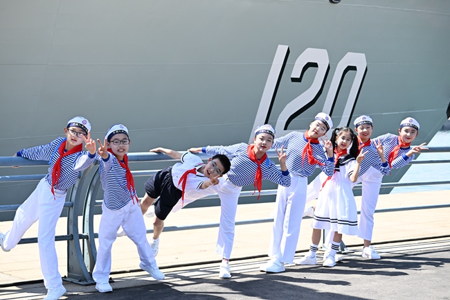 龍泉驛區第四小學的楊家懿、羅培洋等8名同學與大家一起登上了成都艦。受訪學校供圖