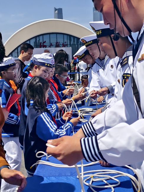 龍泉驛區第四小學的楊家懿、羅培洋等8名同學與大家一起登上了成都艦。受訪學校供圖