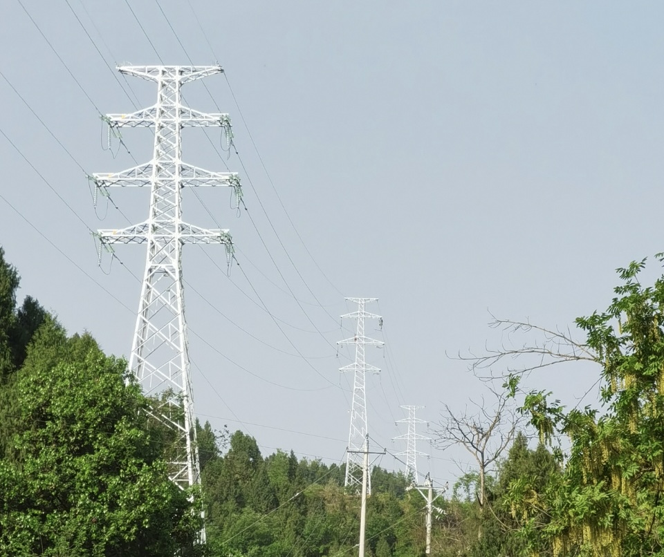 ?綿遂內鐵路全線首條高等級電力線路遷改完成。中鐵一局供圖