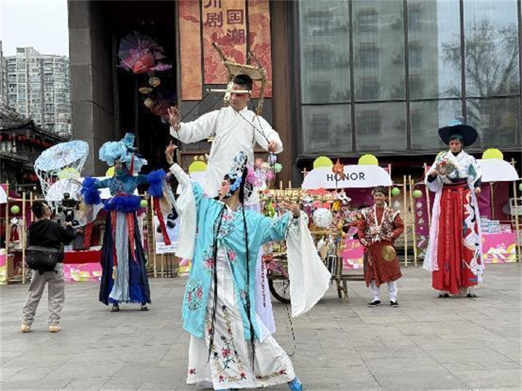 文殊坊街區傳統文藝表演。陳靜供圖