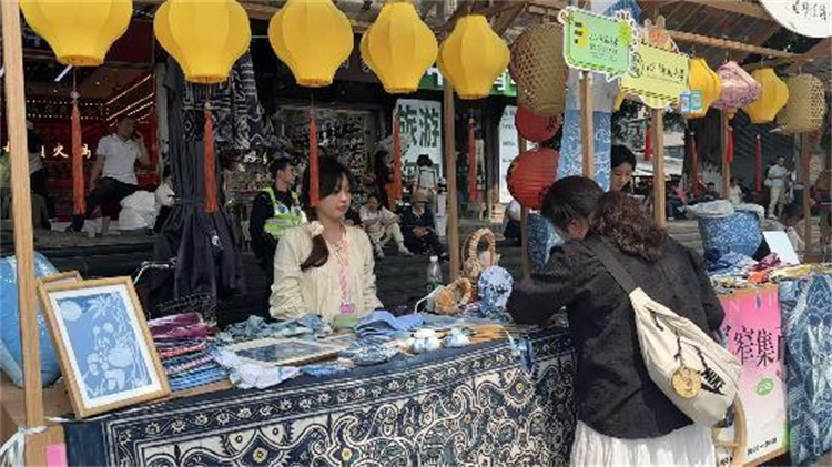 游客選購文創產品。陳靜供圖