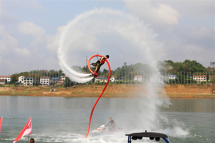 水上飛人特技表演。