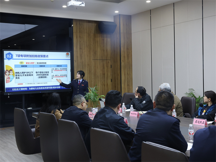 稅務干部講解個人所得稅有關政策。達州市稅務局供圖