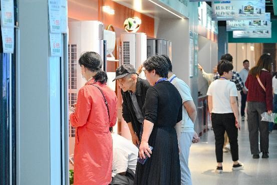 市民在商場選購電器。青羊區商務局供圖