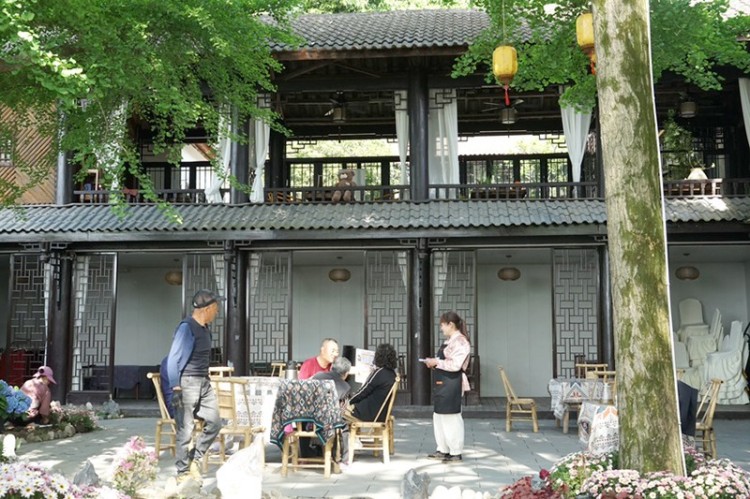 “半山雲澗”民宿玩耍。綿竹市融媒體中心供圖