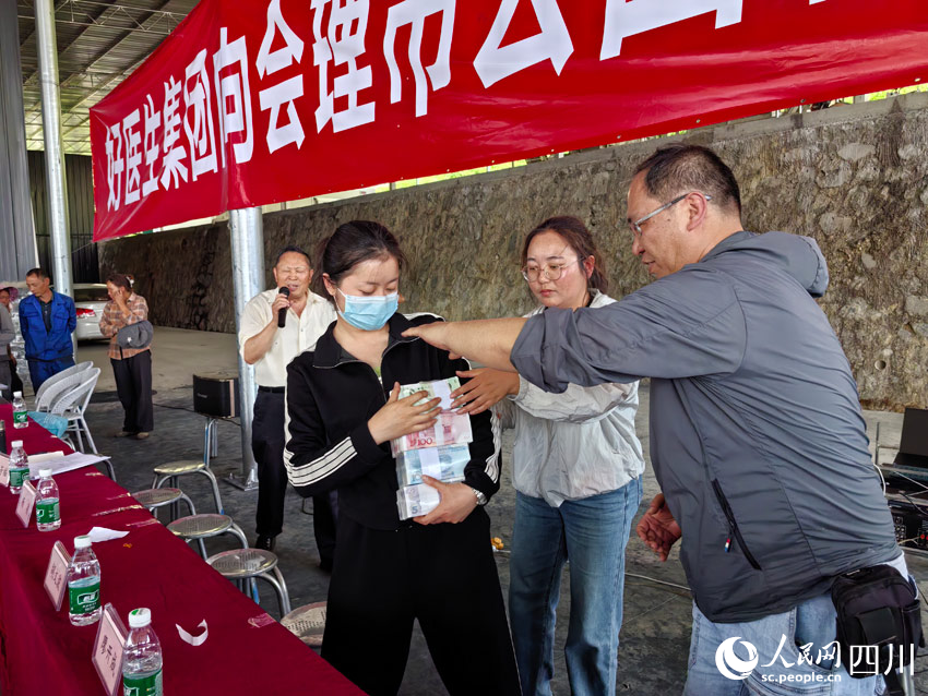 發展產業，振興鄉村，帶動群眾共同富裕。人民網記者 劉海天攝