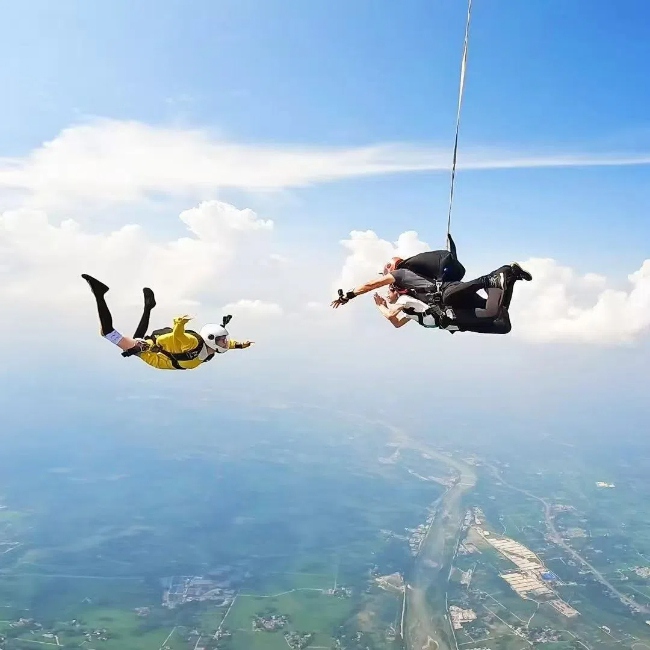 刺激的高空跳傘。