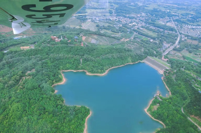 低空飛機航拍視角。