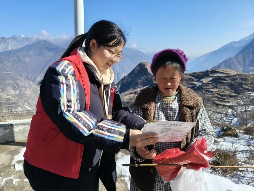 阿壩消防聯合消防志愿者深入農村開展消防安全宣傳工作。阿壩消防供圖