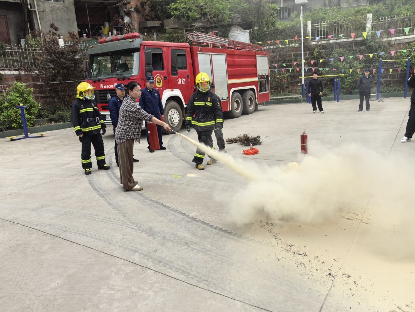 消防部門組織企業職工學習使用滅火器。眉山消防供圖