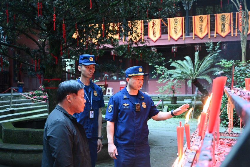 在都江堰月城湖景區，消防部門指導排查消防安全隱患。成都想消防供圖