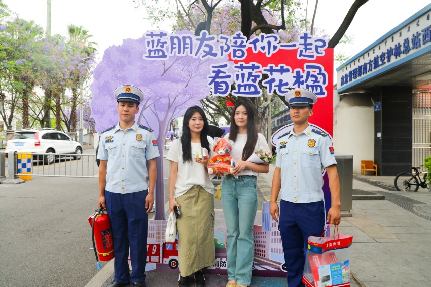 在西昌市藍花楹主題活動現場，消防部門設置“藍花楹消防打卡點”  同步宣傳消防安全知識。涼山消防供圖