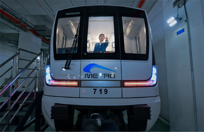 2平米的駕駛室見證了肖芳工作以來近3000多個日夜。成都軌道集團供圖