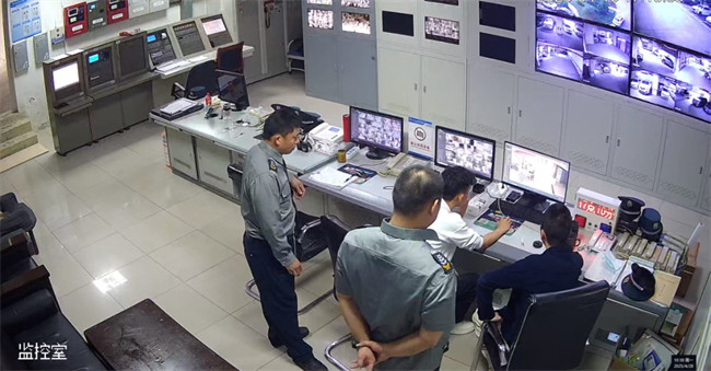 在警保聯勤聯動中心的指揮調度下，醫院安保部組織視頻監控崗、重點部位值守崗保安員對人員、車輛進行細致排查。資陽市公安局供圖