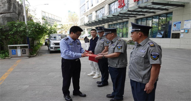 資陽市公安局治安管理支隊送獎上門，對醫院安保部羅西和保安員童林、王興軍、李文衛四人給予公開表揚并頒發榮譽證書。資陽市公安局供圖 