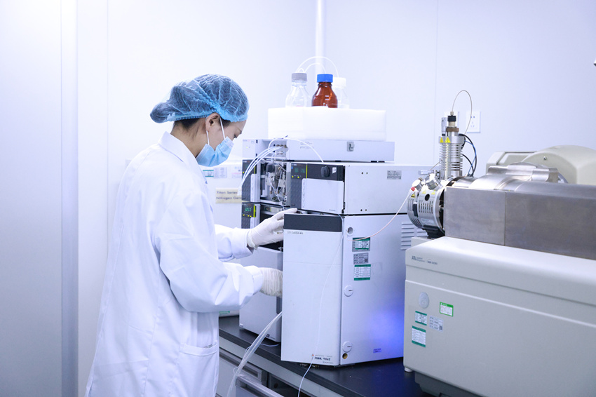 實驗人員正在操作檢測設備。胡鳳雷攝