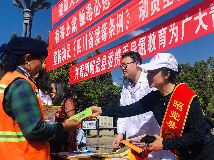 “媽媽禁毒隊”成員在開展禁毒宣傳活動。受訪者供圖