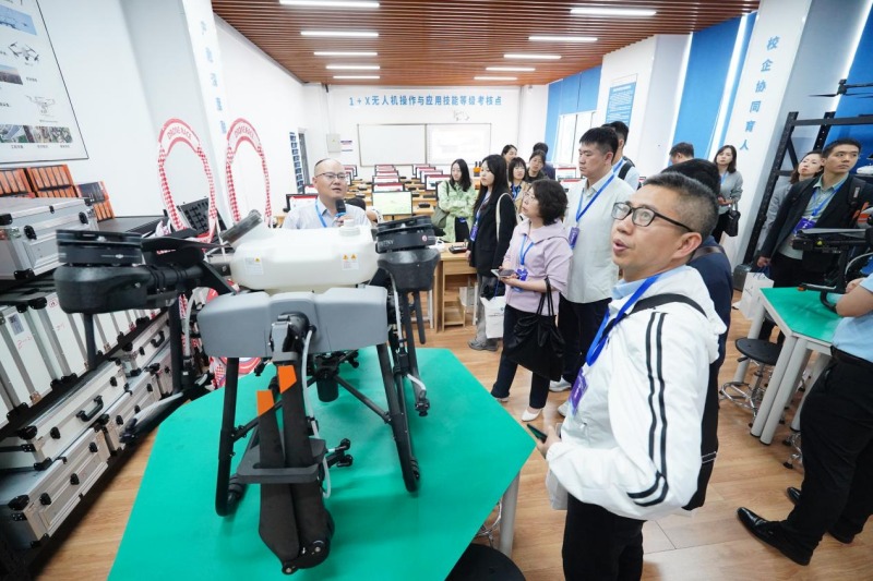 參觀四川郵電職業技術學院實踐育人基地。主辦方供圖