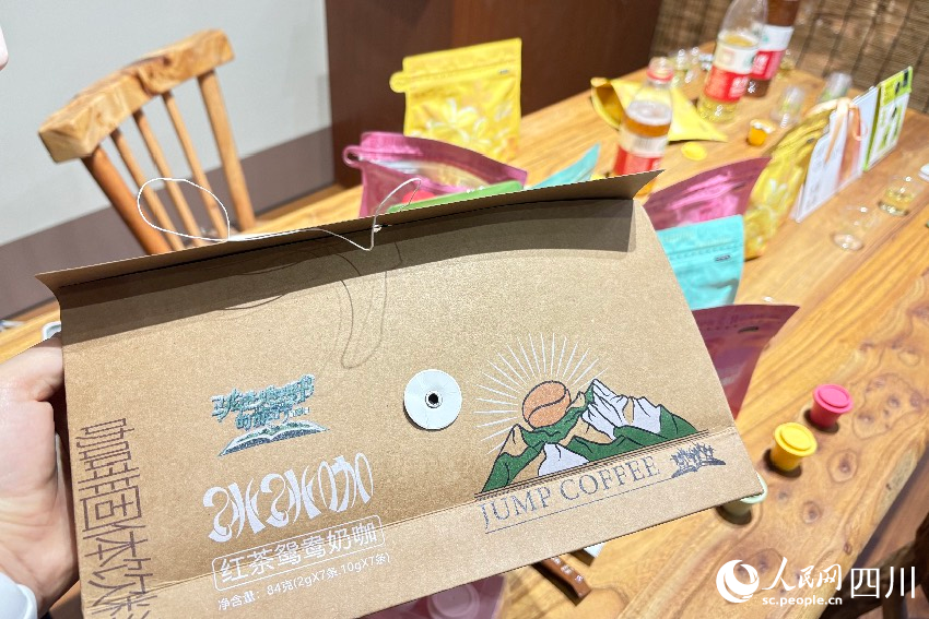 萬源市杯來茶往生物技術有限公司展出的茶產品。人民網記者 朱虹攝