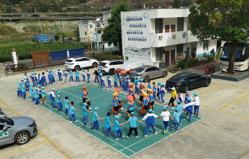 學生們體驗傈僳族傳統舞蹈“嘎且且撒勒舞”。德昌縣委宣傳部供圖