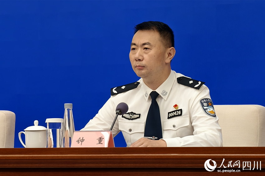 四川省公安廳經偵總隊副總隊長鐘重。人民網 趙祖樂攝
