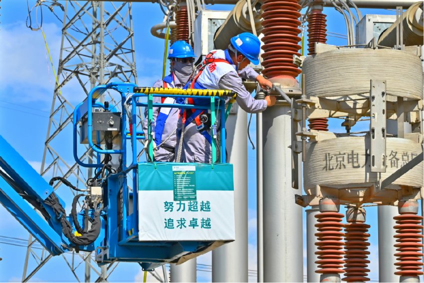 5月7日，在四川省涼山州錦屏±800千伏特高壓換流站，國網四川送變電公司檢修人員正在解除直流場設備引線，做好電氣試驗準備工作。彭寶俊攝