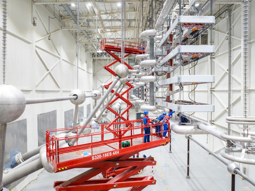 5月7日，在四川省涼山州錦屏±800千伏特高壓換流站，國網四川直流中心檢修人員在高端閥廳內檢修換流閥。田海攝