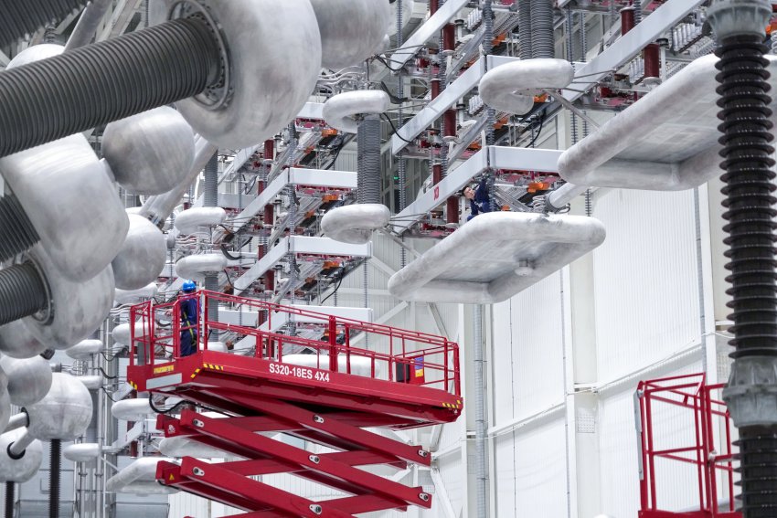 5月7日，在四川省涼山州錦屏±800千伏特高壓換流站，國網四川直流中心檢修人員正在開展高端閥廳換流閥檢修。鄭自豪攝