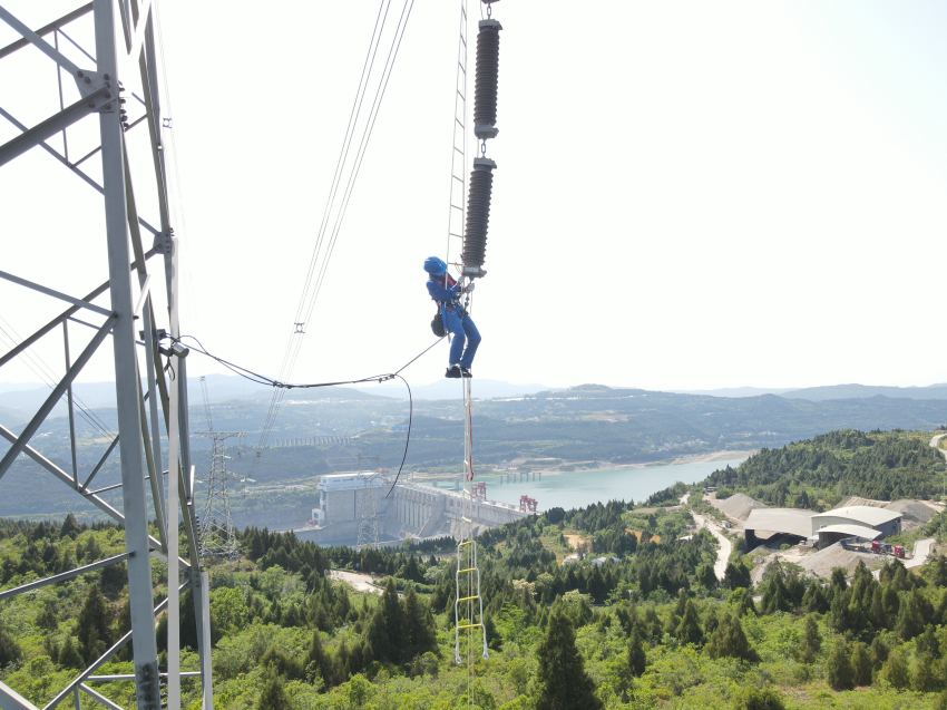 5月9日，在四川省廣元市蒼溪縣，國網四川超高壓公司檢修人員開展500千伏亭中線避雷器引線更換工作。宇耀攝