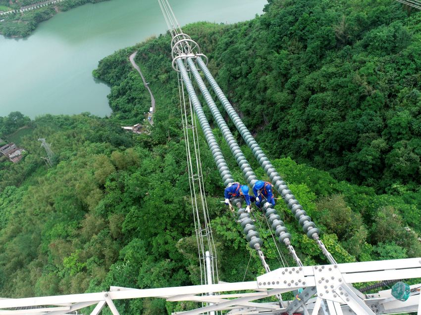 5月9日，在云南省昭通市綏江縣，國網四川超高壓公司檢修人員對錦屏—蘇南特高壓工程自爆玻璃絕緣子進行更換。田德均攝