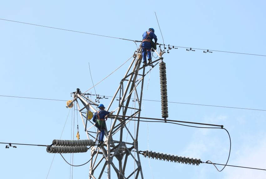 5月12日，在內江市市中區，國網內江供電公司檢修人員正在對220千伏園松線老舊線路進行改造。羅國強攝