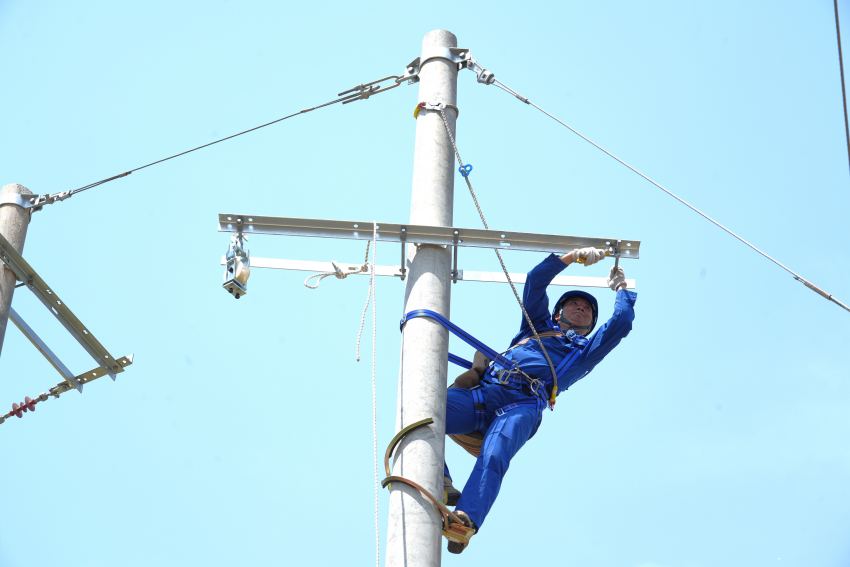 5月12日，在四川德陽市旌陽區，國網德陽供電公司東湖供電所對電力線路升級改造。陳前宇攝