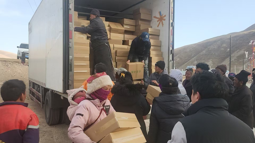 愛心團隊把石榴運上了高原。受訪者供圖