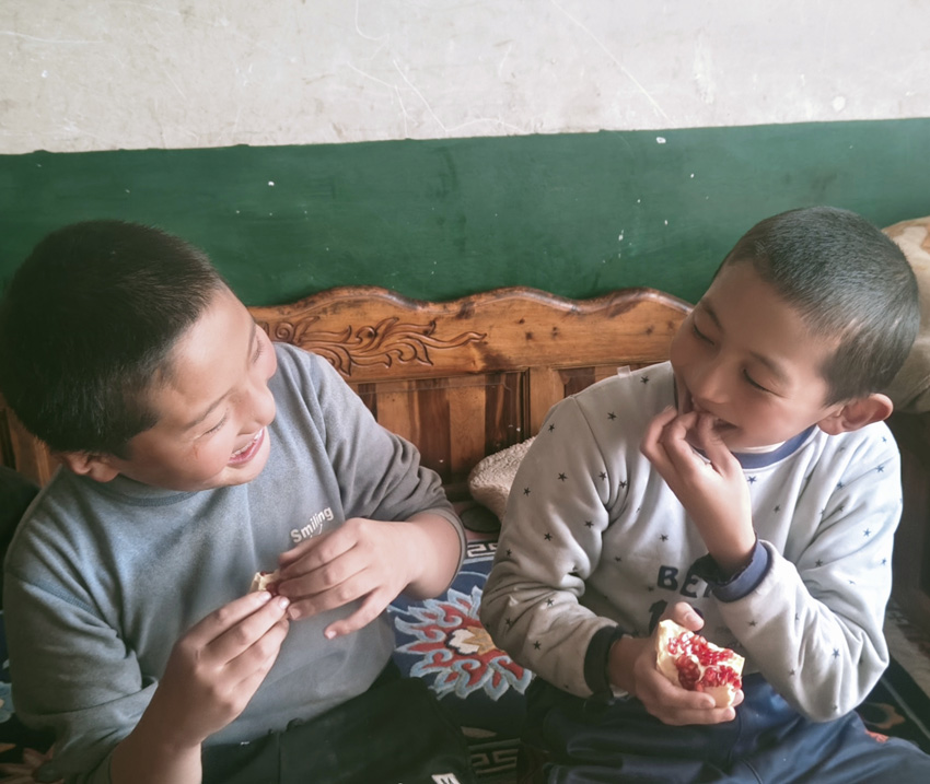 孩子們吃起石榴很開心。受訪者供圖