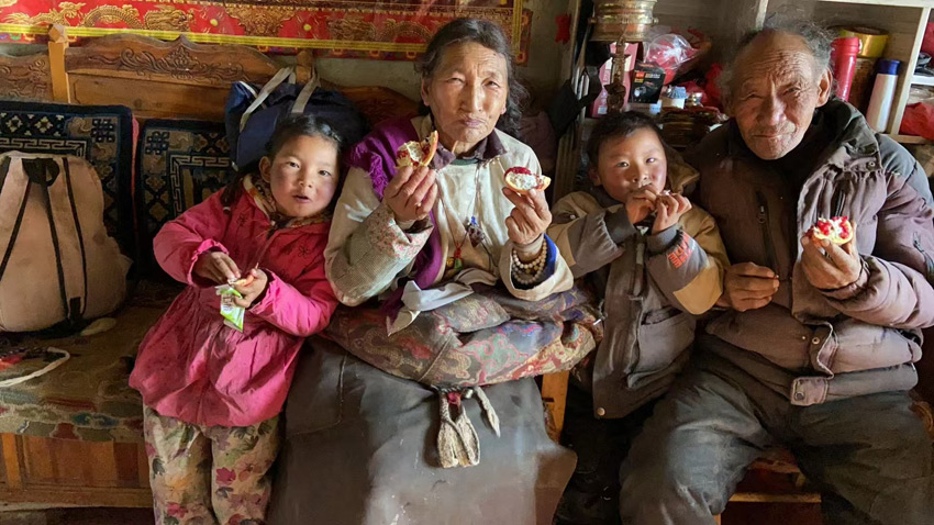 吃到嘴里，笑在眼里，甜進心里。受訪者供圖