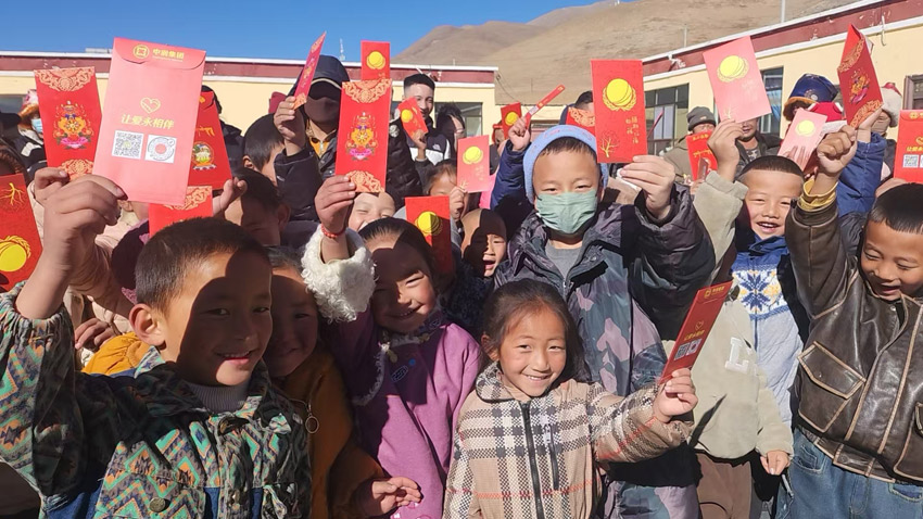 孩子們拿到了愛心紅包。受訪者供圖