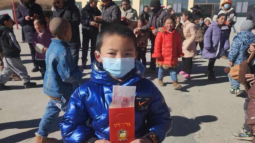 拿到紅包，歡喜過年。受訪者供圖