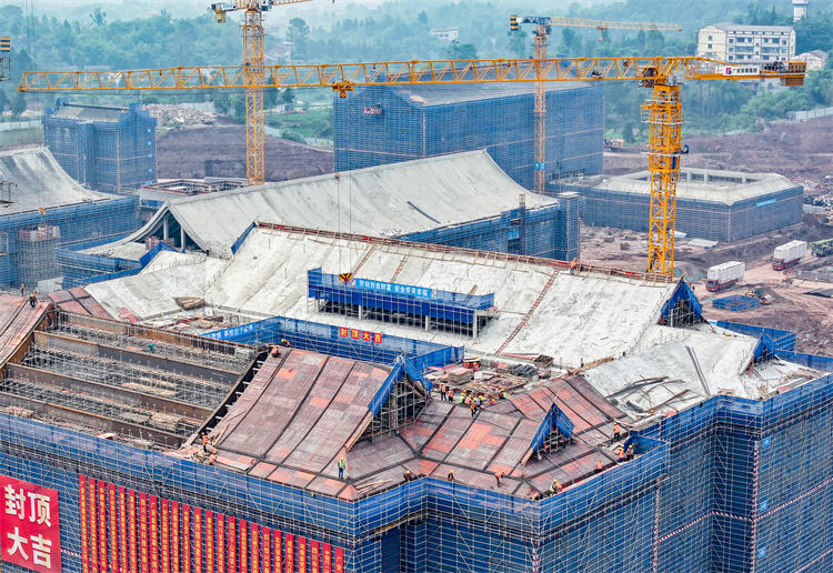四川省重點工程廣安理工學院的建設者在進行房屋主體結構封頂施工。邱海鷹攝